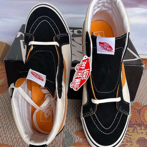 Vans Men’s Sk8-Hi 38 Dx
Noon Goons Black/Yellow/White 
VN0A5KRI05N
Sneakers - Picture 12 of 16